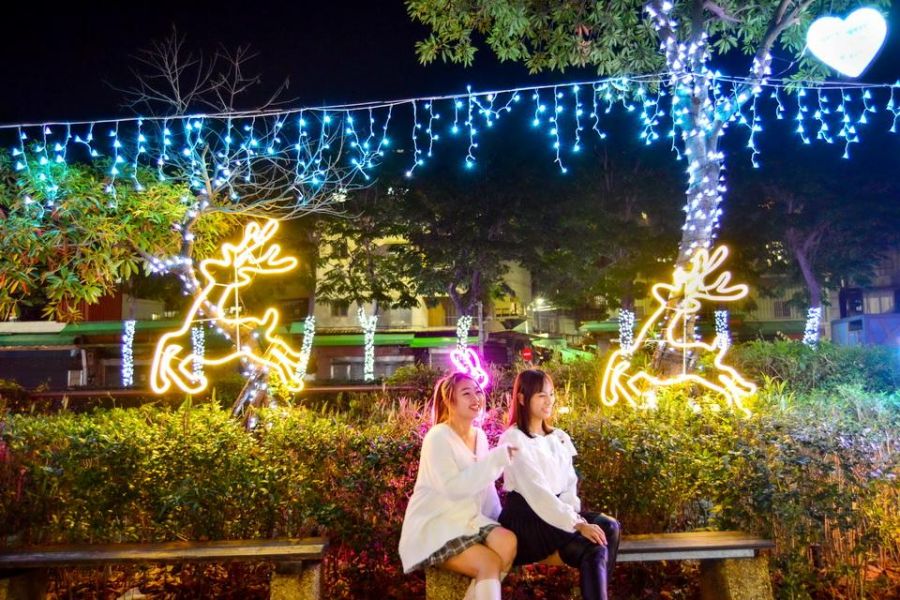 麋鹿、小白兔俏皮燈飾闖入中港河廊　聖誕燈海點亮新莊夜空