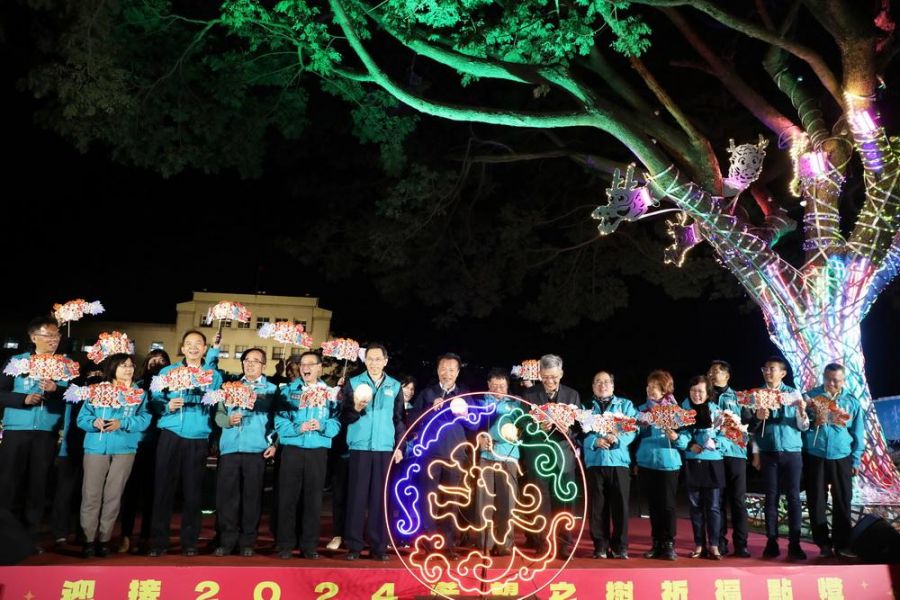 龍耀嘉義 追求更好 翁章梁帶縣府團隊點亮希望之樹