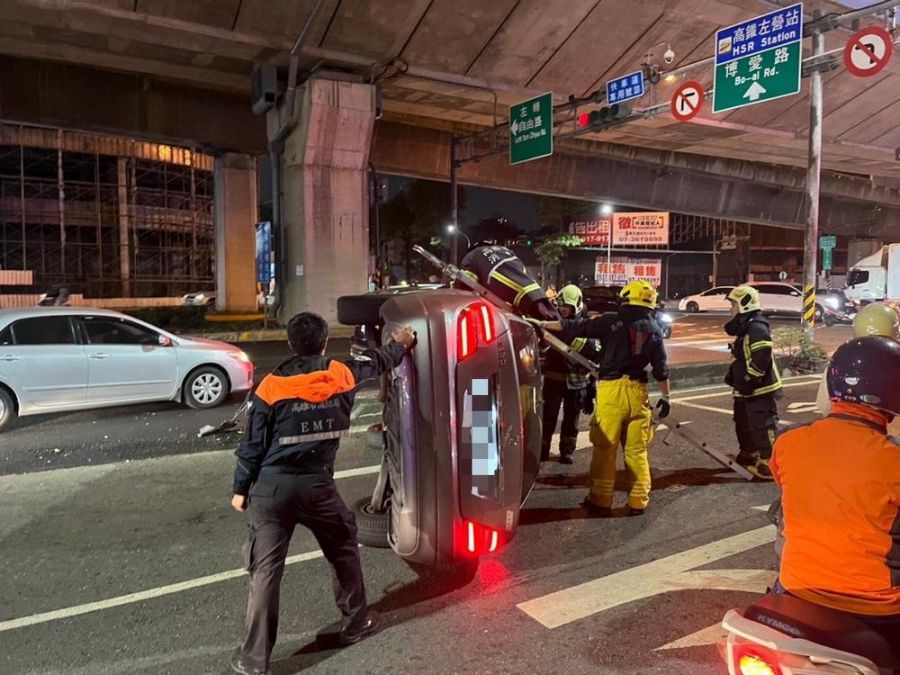 賓士汽車自撞分隔島側翻  左營警積極疏導車流