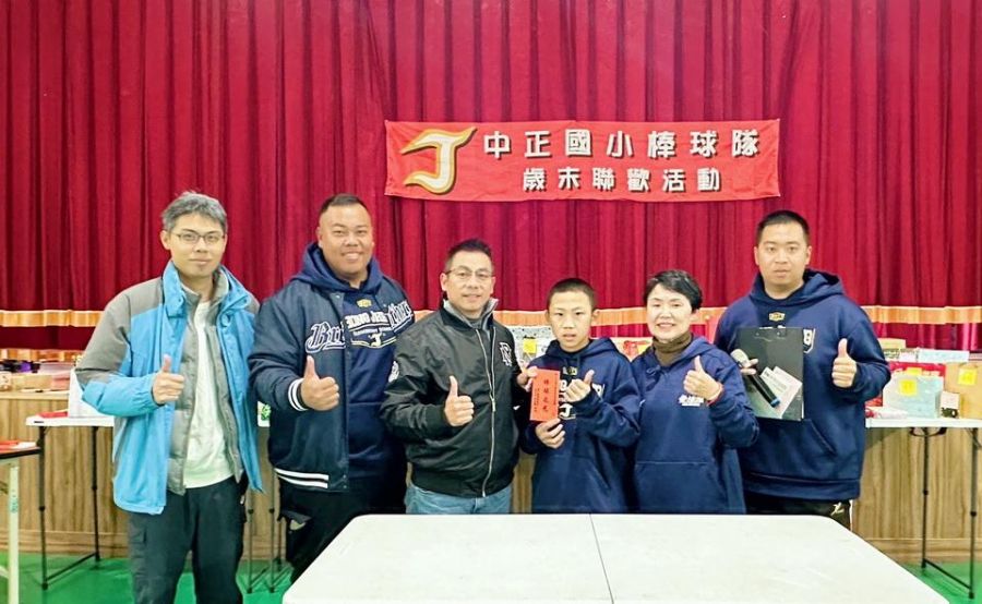 金門中正少棒隊赴台參加全國錦標賽　許燕輝贈程儀加油打氣