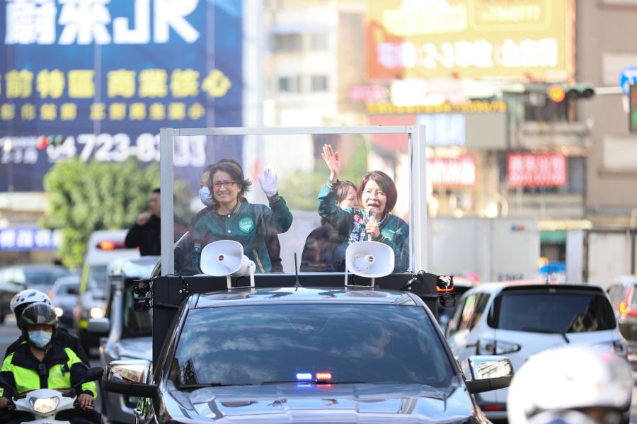 蕭美琴前進彰化輔選 陪黃秀芳車掃：彰化的未來靠你們了