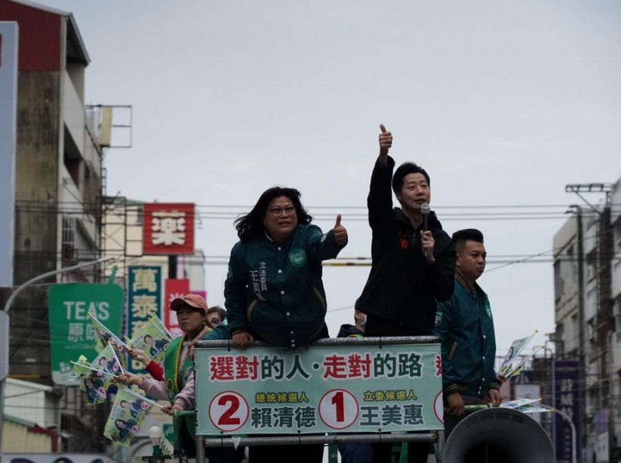 林昶佐上戰車陪同王美惠車掃拜票