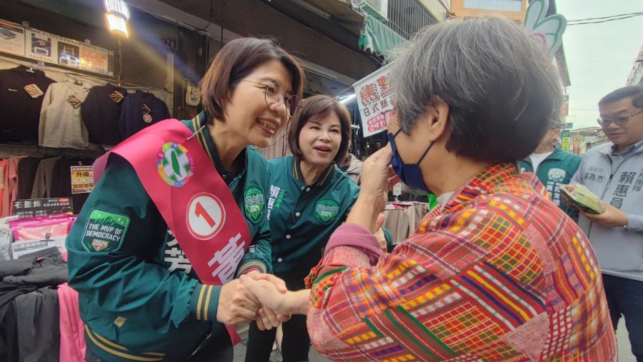 一打五立委陪掃街  黃秀芳直呼超感動