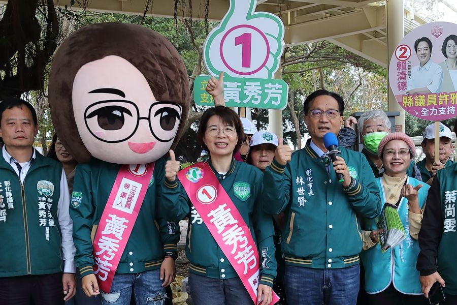 黃秀芳傳統市場拜票  Q版秀芳娃娃當分身站路口