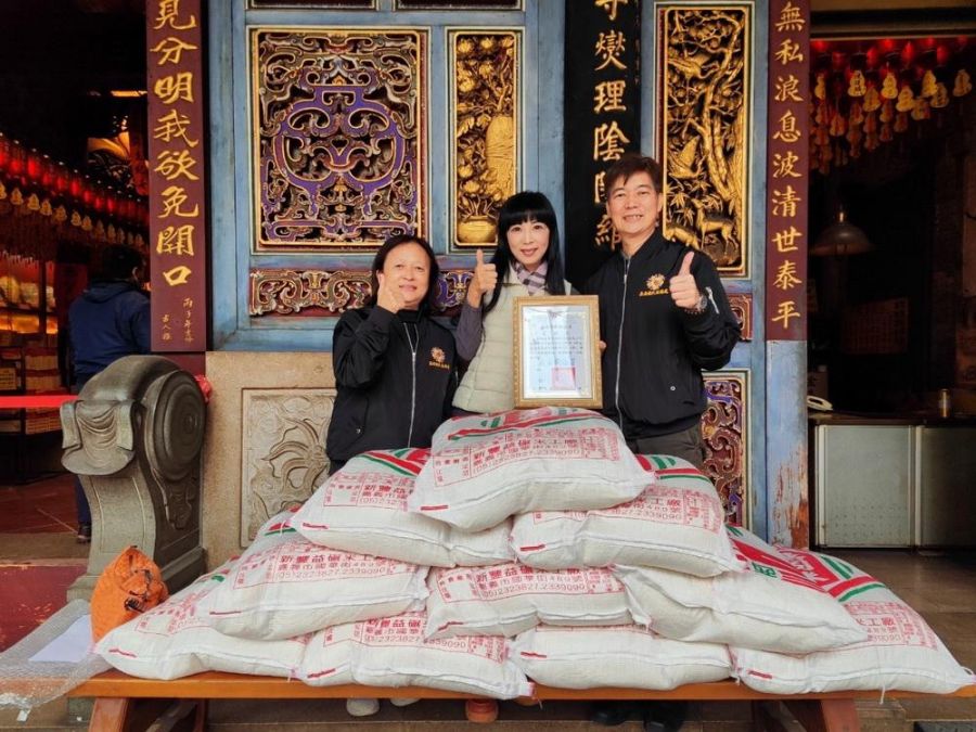 寒冬送暖 萬事達李奇璉捐贈白米 嘉義榮服處致謝