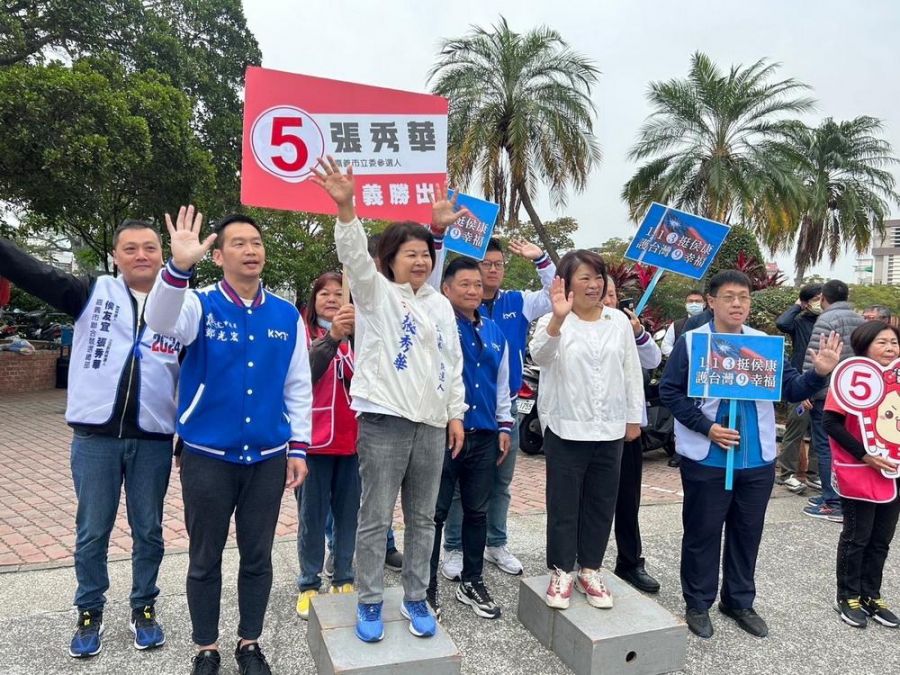 國民黨同步路口拜票  嘉市府前路口支持黃敏惠 票投張秀華