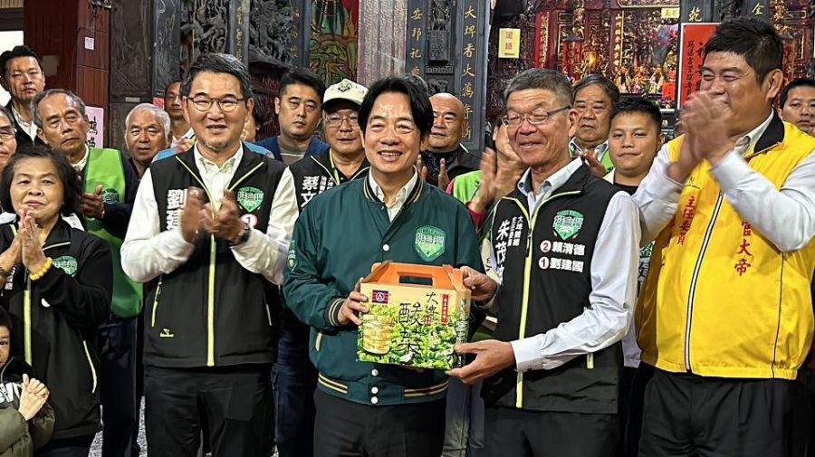 賴清德、劉建國大埤賜福宮參香　支持者夾道歡迎　