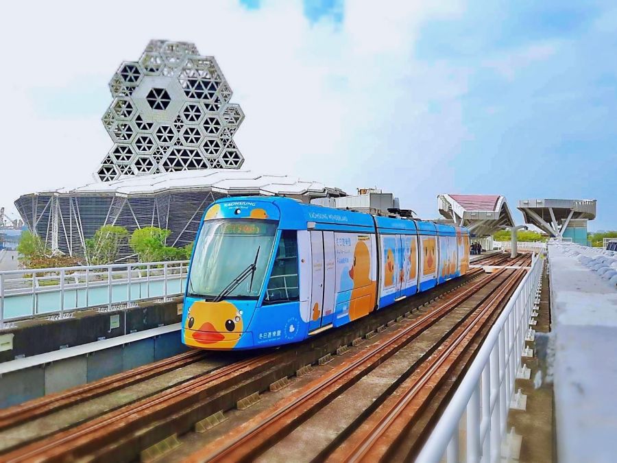 黃色小鴨主視覺與輕軌列車相繼登場　1/27高雄愛河灣見