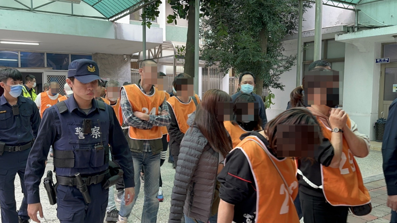 職業賭場藏身鐵皮屋　警方深夜攻堅掃蕩