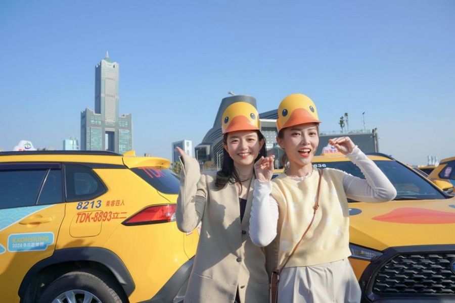 小黃車隊喜迎黃色小鴨重返高雄愛河灣