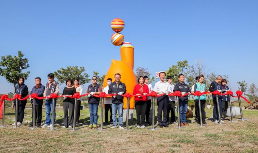 嘉縣民雄運動公園「律動喵喵」與「我的天鵝啊」新地標超萌亮相
