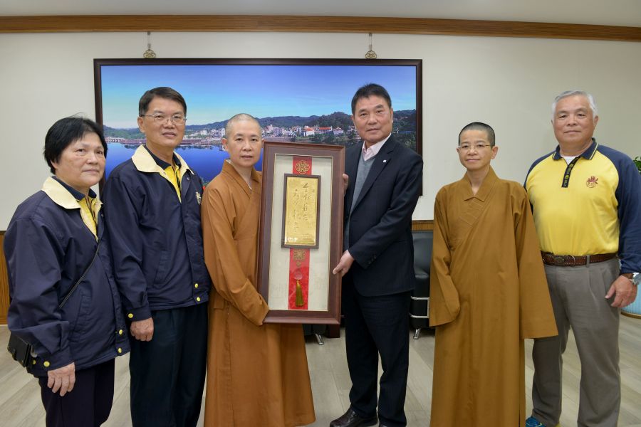佛光山大明寺致贈　苗縣府員工臘八粥共霑法喜