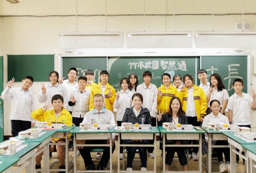 傾聽學生心聲  高虹安赴新科國中與同學共進午餐