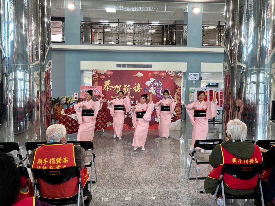 揮毫迎新春　寒冬送暖關懷弱勢長輩