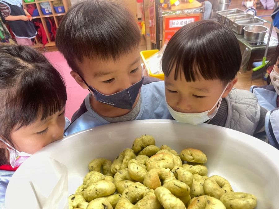 幼兒園小朋友愛心助弱勢 北斗國小附幼創新香菜產品義賣