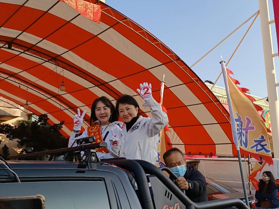 媽媽市長盧秀燕陪謝衣鳯車隊掃街拜票 提3點一定要推薦的理由