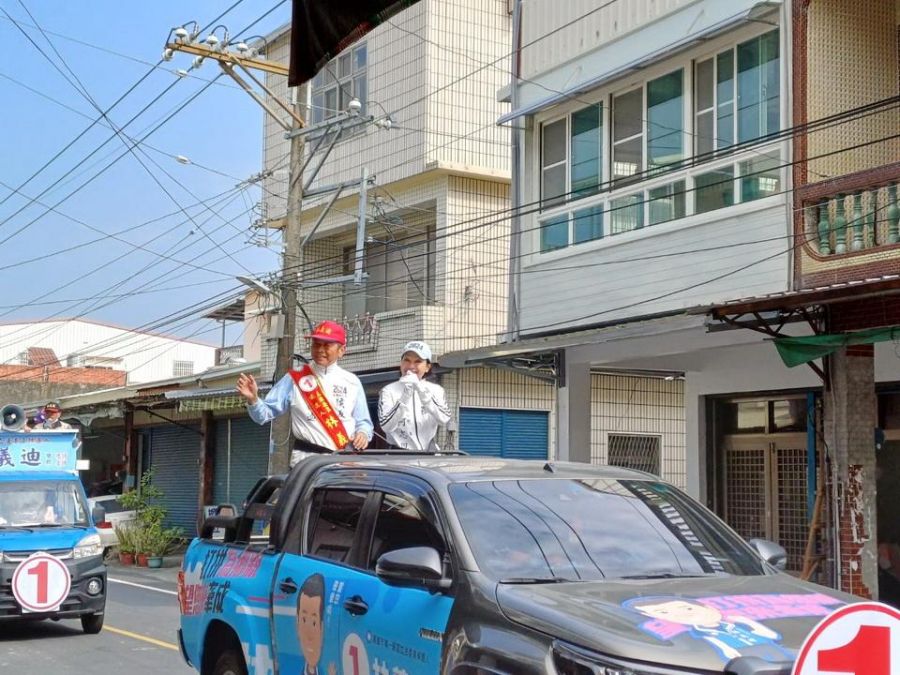 選前鐵人衝刺！柯志恩陪同林義迪車隊掃街拜票