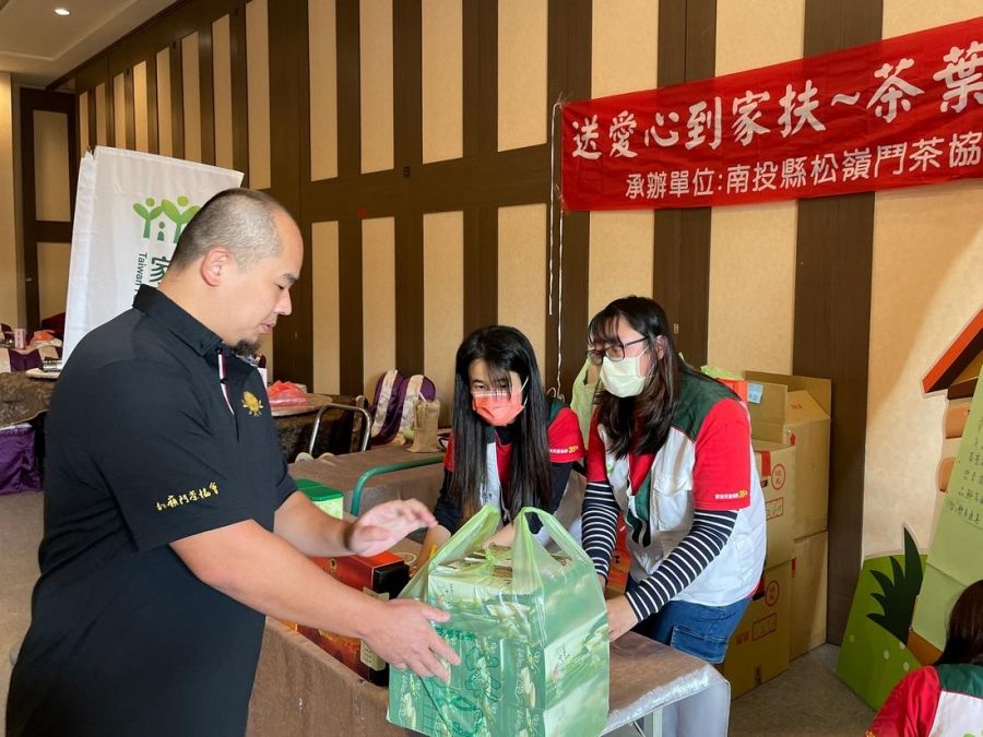 茶葉傳香送溫情！南投縣松嶺鬥茶協會捐茶贈家扶