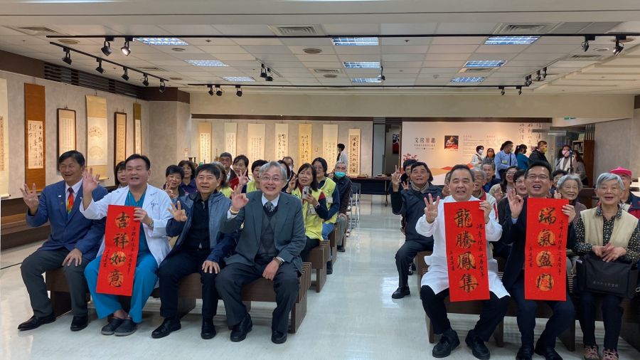 彰濱秀傳「吳運進個展」開幕 現場春聯揮毫送民眾