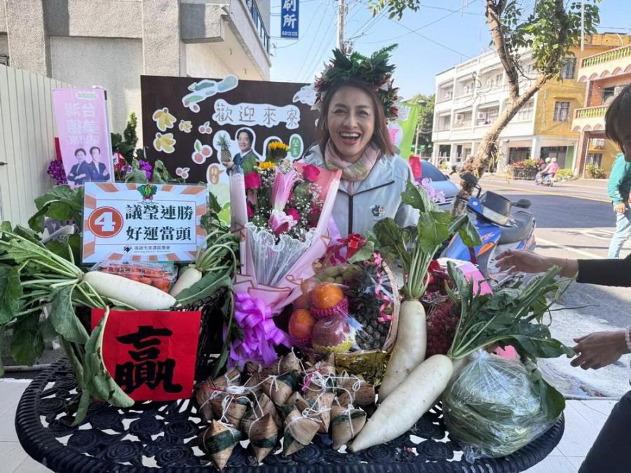 最後衝刺 邱議瑩車掃美濃支持者送上在地農產品祝福高票連任