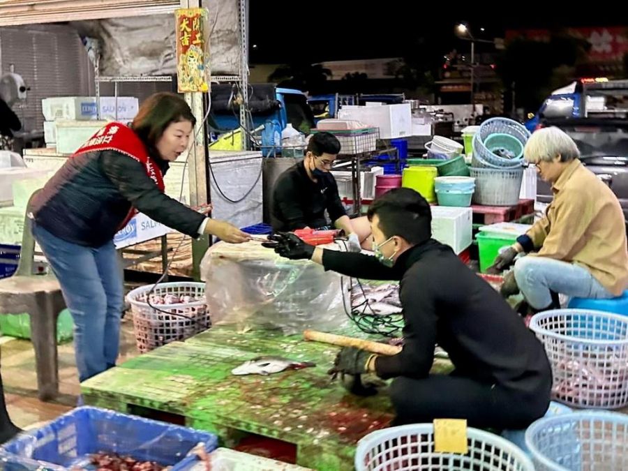張秀華清晨3點前往果菜市場、魚市場衝刺拜票  籲團結勝出為嘉義