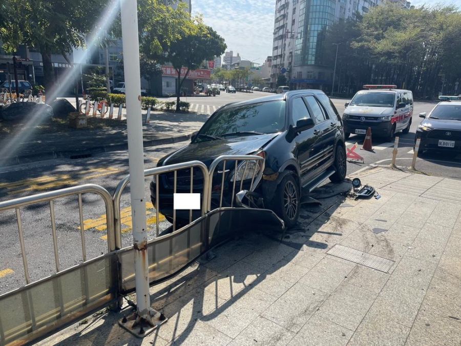 車輛失控開上分隔島 無辜BRT站牌被撞飛