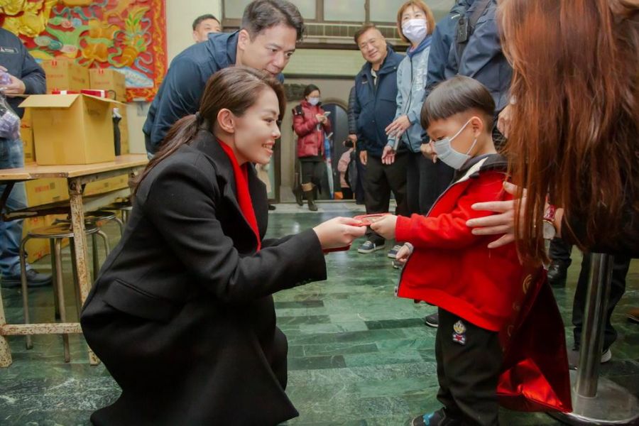 「龍好運來」高虹安小年夜首發開運小紅包 祈願國泰民安