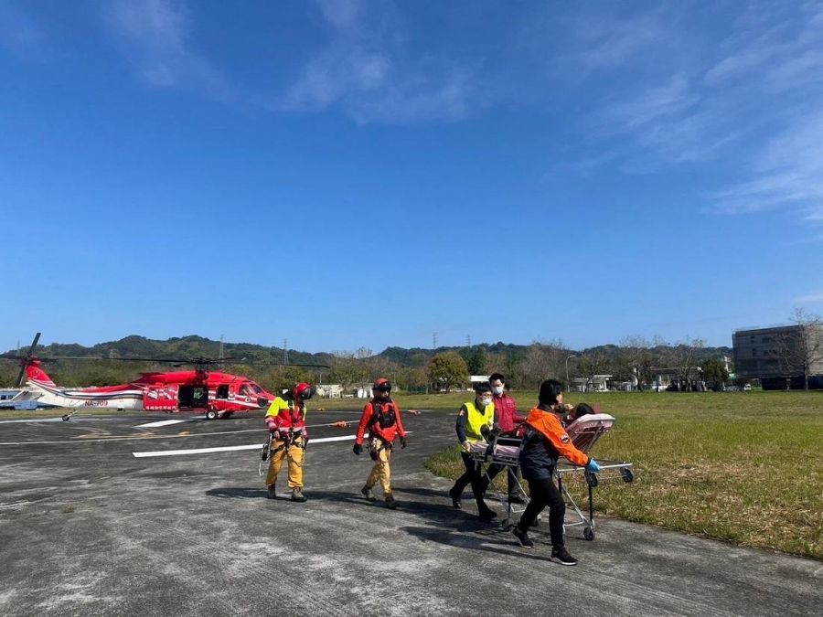 登山民眾高山症救援   南投縣消防局申請直昇機執行吊掛送醫