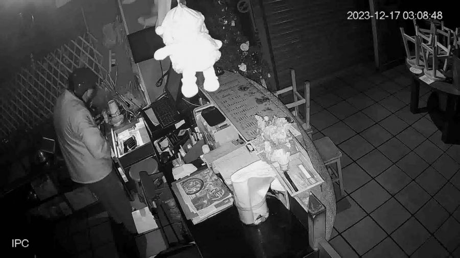 慣竊狼狽落網 百斤竊賊遭嬌小女警壓制逮捕
