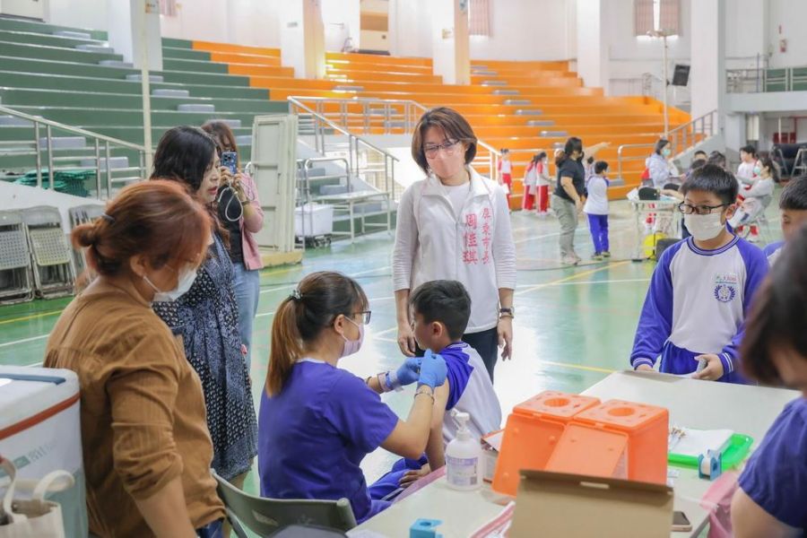 預防重於治療! 周佳琪市長關切國小學童疫苗施打