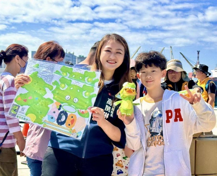 高市府元宵節送暖 兒童病房發放龍年提燈