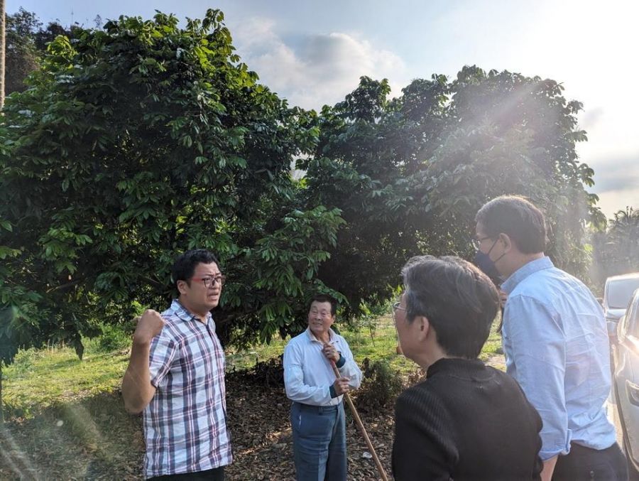 立委劉建國邀農糧署會勘農民災損果園