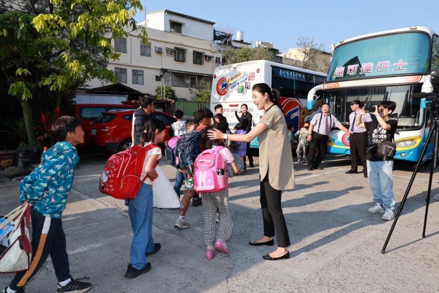 接送西寶國小師生回家 許淑華派車助撤離並設宴慰問