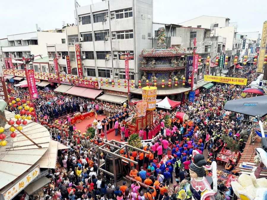 大甲媽遶境 祝壽大典吸引數萬人虔誠參拜 場面壯觀