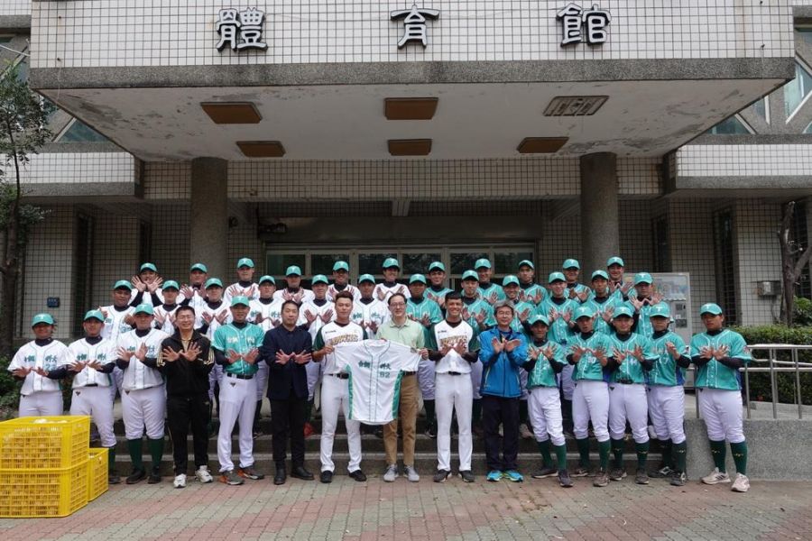 台鋼雄鷹棒球隊回饋基層 贈台鋼科大全隊球衣練習