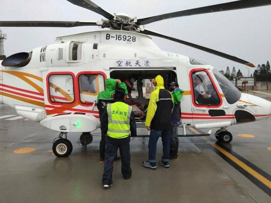 醫療直升機冒著風雨至將軍島 運送急產的孕婦至馬公待產