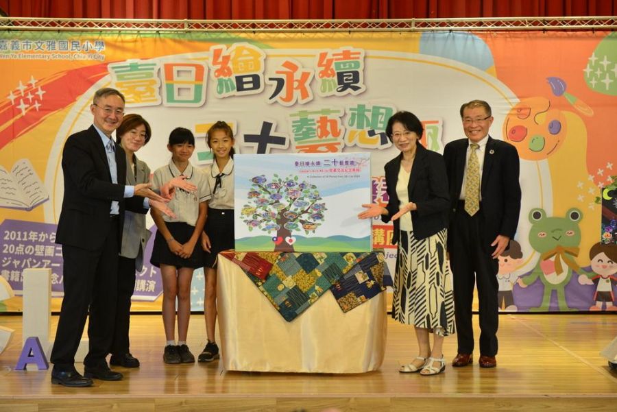 嘉市文雅深耕壁畫交流  日本壁畫總召來校與學童對話