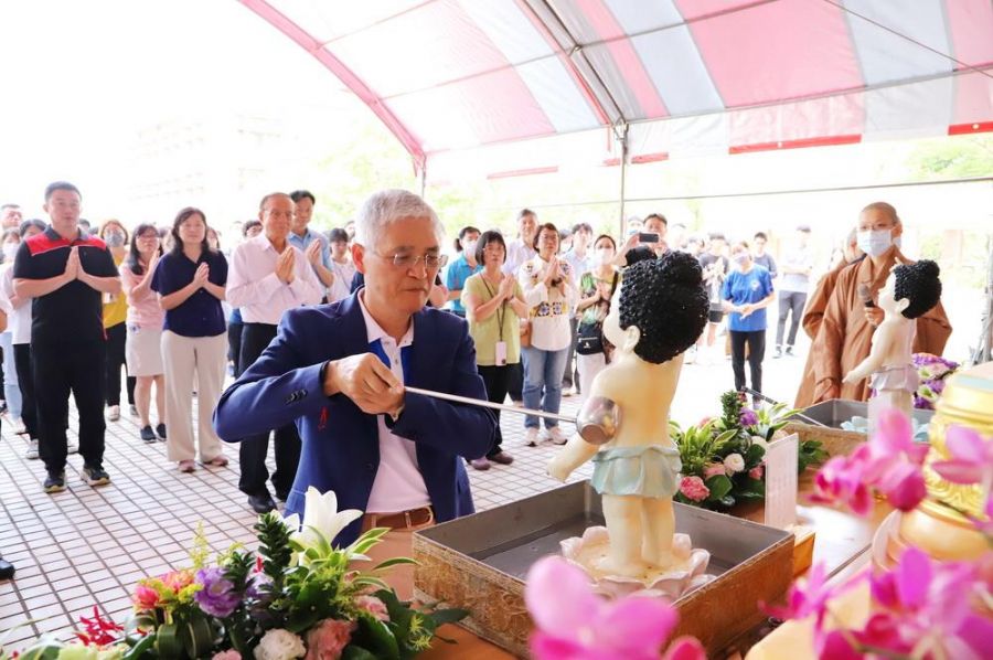 南華大學師生齊聚浴佛祈福  推廣蔬食樂活健走