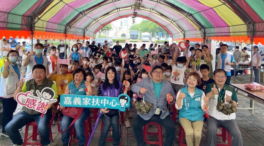 嘉義家扶綁粽慶端午  龍騰香包保平安