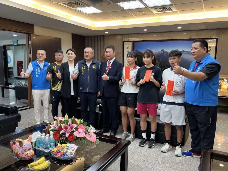 苗栗縣表揚入選國家代表隊　滑輪溜冰教練和選手