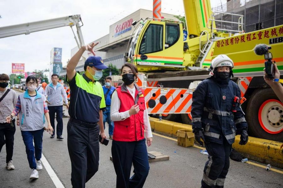 高虹安至醫院慰問殉職勇消家屬  偕同消防、警察局長至火災現場關切