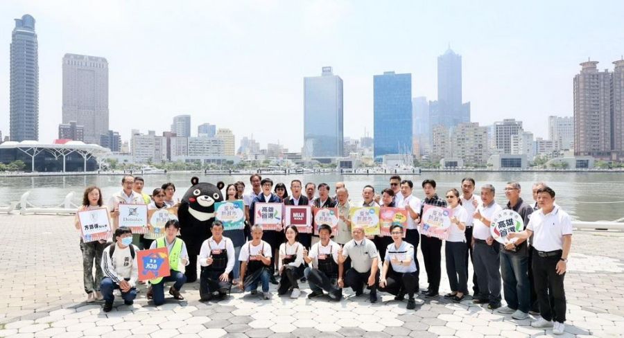 高雄夏祭新鮮市熱鬧開張　陳其邁力邀大家來品嘗時令水果