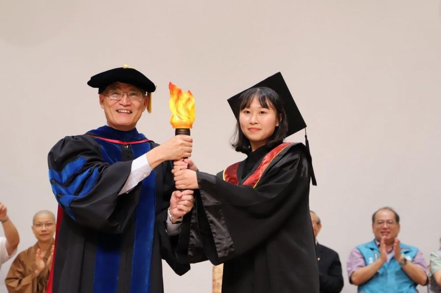 南華大學畢業典禮薪火相傳　高俊雄校長發揚三好精神
