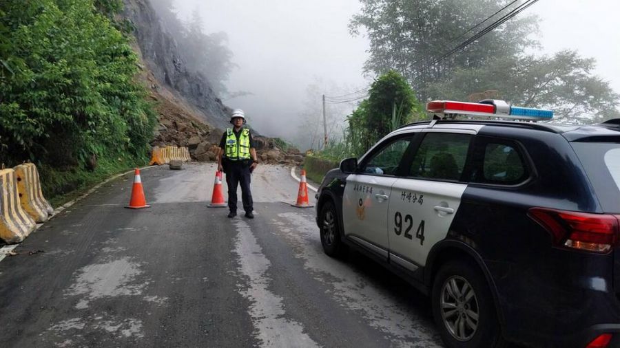 166線山區落石擋道影響車輛通行  竹崎警籲小心駕駛