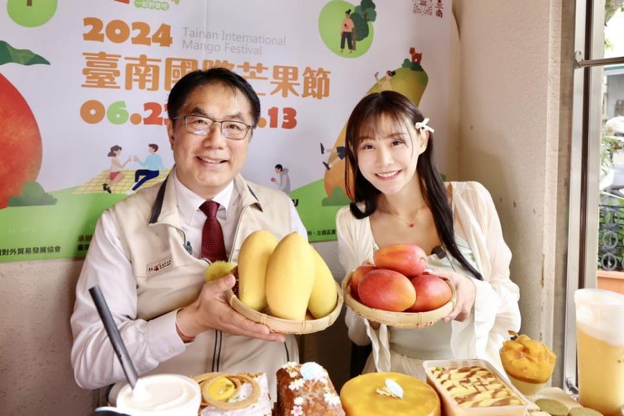 迎接台南芒果節！黃偉哲邀網紅「泡芙」品嘗芒果甜美滋味