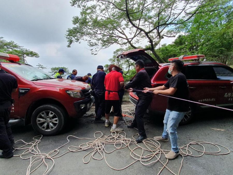   天雨路滑滑落百米深谷   竹崎警消急救援送醫撿回一命