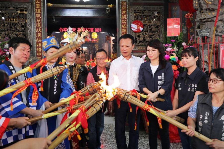  鹿草圓山宮「舉暗香」出巡  再現百年祭儀
