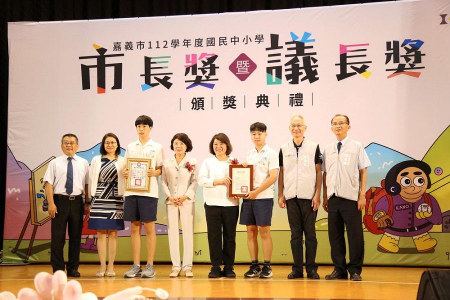 嘉市112學年度國中小應屆畢業生市長獎暨議長獎  黃敏惠、陳姿妏送上祝福