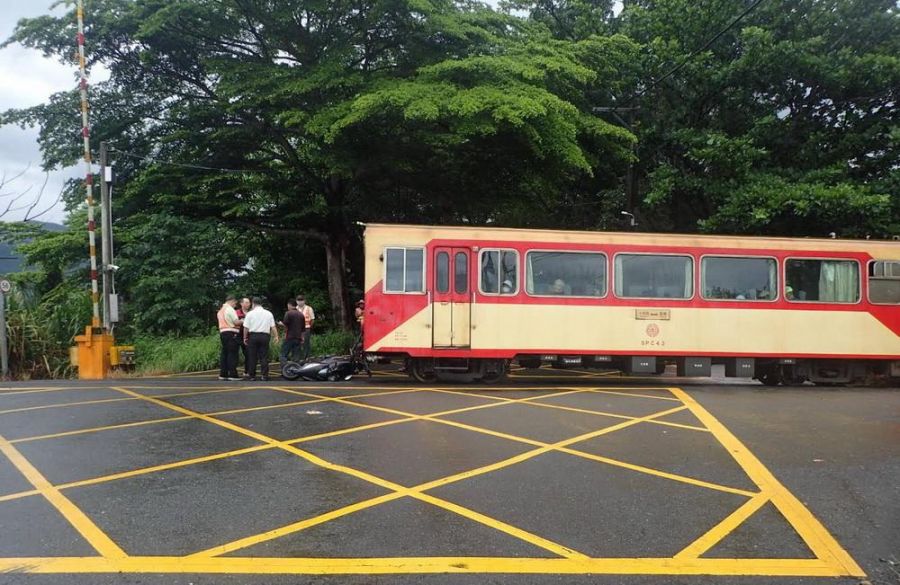 86歲老翁騎車煞車不及 闖越阿里山森鐵平交道險遭火車撞擊