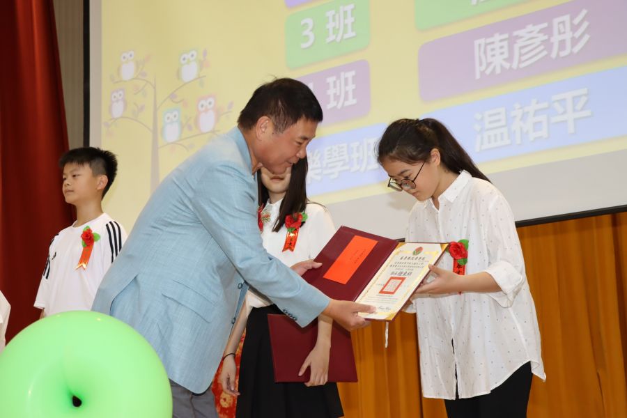 苗栗啟文國小畢業典禮　鍾東錦期勉努力不懈朝向目標邁進
